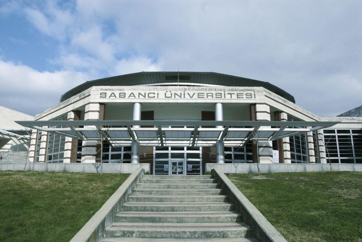 photo5271921701728400442